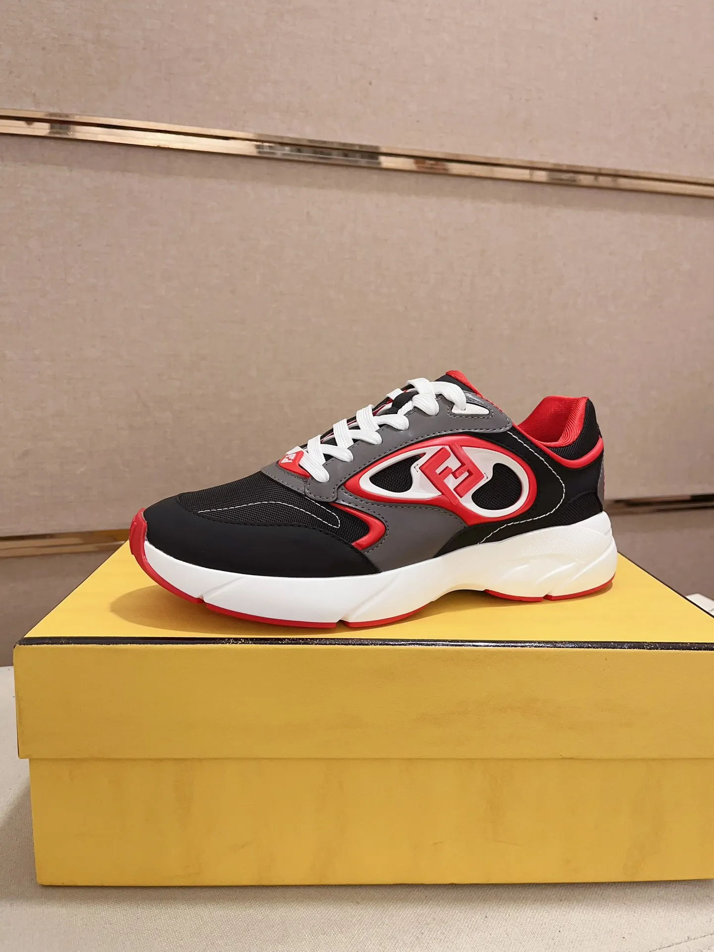 Men's shoes💰: 760💰(Higher version) [Fendi] Fendi's latest casual shoes for men! Available at counters simultaneously! A one-to-one replica of the original. Made entirely of imported top-grain calfskin, the interior is made of top-grain water-dyed cowhide, and the original factory-supplied rubber outsole. Leading new fashion concepts. Matching code: 39-44. 38.45 can be customized and cannot be returned or exchanged!